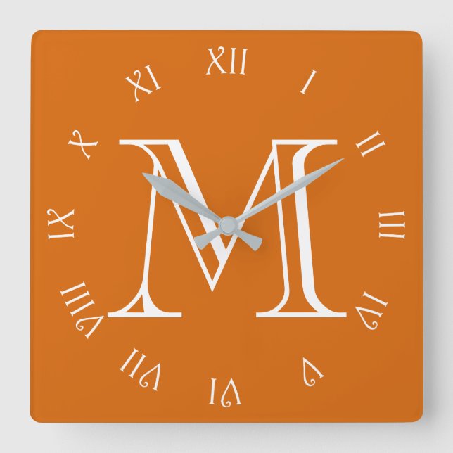 Monogram White Script Roman Numbers On Orange wccn Quadratische Wanduhr (Vorderseite)