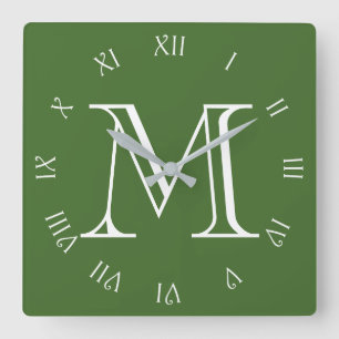 Monogram White Script römische Zahlen auf Green W Quadratische Wanduhr