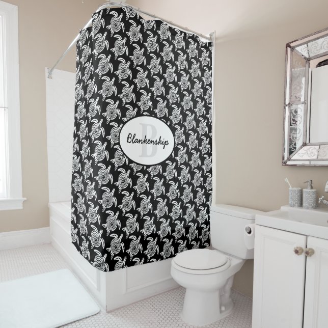Monogram White Tribal Turtle Pattern Over Black Duschvorhang (Beispiel)