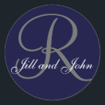 Monogramm-Aufkleber für Wedding bevorzugt und lädt Runder Aufkleber<br><div class="desc">Monogramm-Aufkleber für Wedding bevorzugt und lädt ein. Dieser elegante Entwurf durch Elke Clarke, kann mit Ihren Namen und Monogramm sowie Ihre Hochzeitsfarben personalisiert sein. Jetzt bietet Zazzle viele Wahlen für Ihre Aufkleberformen auch an. Wählen Sie von der Runde, vom Quadrat, von rechteckigem, von dreieckigem, von ovalem, Herz und sternförmiges. Ein...</div>