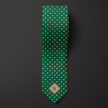 Monogramm aus Gold und grüner Klasse Krawatte<br><div class="desc">Diese elegante Krawatte mit winzigen goldenen Katzenjungfischen auf grünem Hintergrund strahlt Stil mit einer Touch subtilen felinen Fanatismus aus. Die goldene Monografie verleiht diesem einzigartigen,  geschmackvollen Design sowohl Personalisierung als auch Raffinesse. Vergewissern Sie sich,  dass Sie unsere passenden Socken mit dem gleichen Katzenmuster aus dem Karo ziehen.</div>