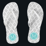 Monogramm aus grauem und türkisfarbenem Korkquatre Flip Flops<br><div class="desc">Maßgeschneiderte,  bedruckte Flop-Sandalen mit einem stilvollen marokkanischen Quartrefolienmuster und einem eigenen Monogramm oder einem anderen Text in einem Kreisrahmen. Klicken Sie auf Anpassen,  um Schriftart und Farben zu ändern oder eigene Bilder hinzuzufügen,  um ein einzigartiges Design zu erstellen!</div>