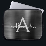 Monogramm aus schwarzem Metall, modern aus rostfre Laptopschutzhülle<br><div class="desc">Schwarze und graue Imitate Edelstahl Metallfolien Moderne und elegante Monogram Schlacke. Diese mit Monogramm personalisierte Laptop-Hülle kann auf Ihren Anfangs- und Vornamen angepasst werden und macht ein perfektes Weihnachts- oder Geburtstagsgeschenk.</div>