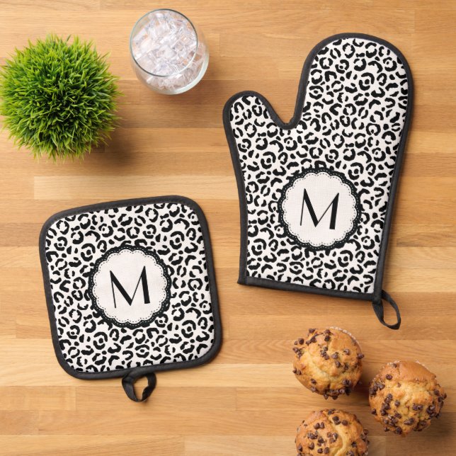 Monogramm aus schwarzem und weißem Leopard Ofenhandschuh & Topflappen-Set (Oben Unten)