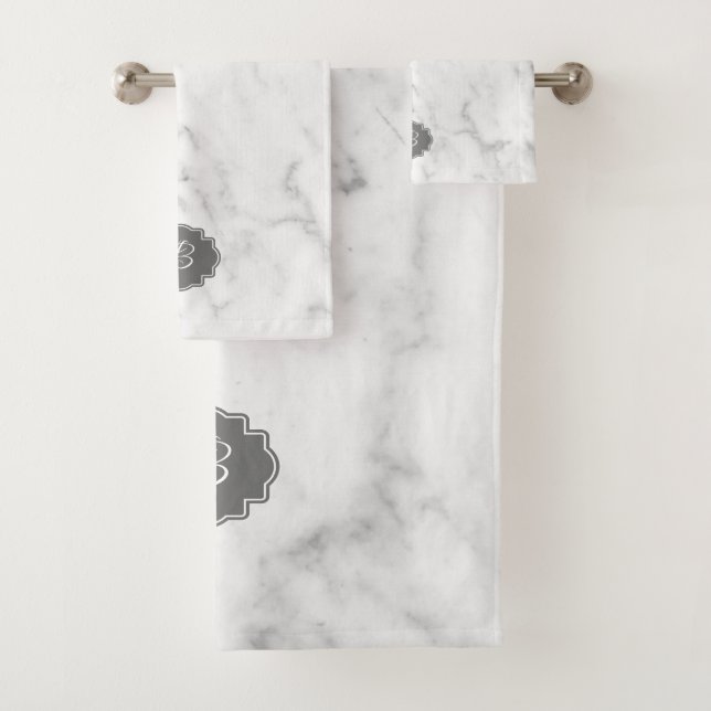 Monogramm aus weißem und grauem Marmor Badhandtuch Set (Insitu)