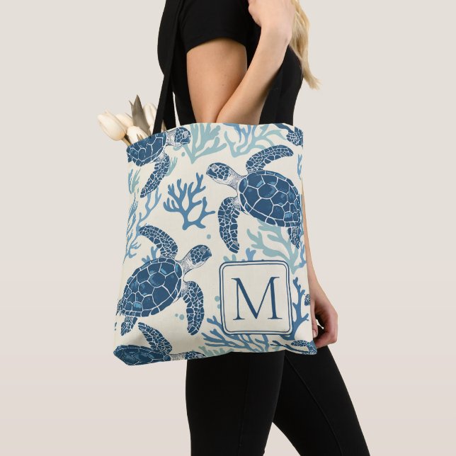 Monogramm Blaue und Cremeschildkröten Tasche (Von Nahem)