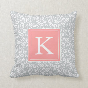 Monogramm-Blumenweinberg in der rosa Koralle und Kissen
