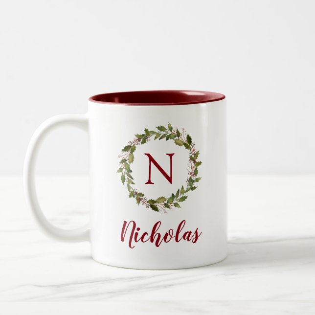 Monogramm der Familie Holiday Greenery Wreath Zweifarbige Tasse (Links)