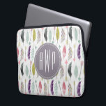 Monogramm der Federn und Pfeile Laptopschutzhülle<br><div class="desc">Ein Geschenk mit einem Muster von Federn und Pfeilen. Personalisieren Sie Ihre Monografie.</div>