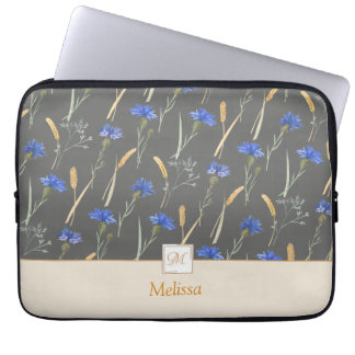 Monogramm der grauen Wildblume Laptopschutzhülle