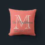 Monogramm der Korallencreme Kissen<br><div class="desc">Personalisierter grauer und cremefarbener Text mit Monogramm Kissen mit Familienname und Nachname Anfangs- und Hochzeitstermin in Typografie-Overlay-Design auf Korallenhintergrund. Elke Clarke© für MonogramGallery bei Zazzle. Das ist ein tolles Geschenk für frische Weds. Ideal für Ihr Schlafzimmer, Ihren Lieblingsstuhl, als lustige Dekoration in Ihrem Familienzimmer oder formelle Dekoration in Ihrem Wohnzimmer....</div>