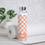 Monogramm der Retro-Signatur geprüft Trinkflasche<br><div class="desc">Bleibe und stilvoll mit unserer Wasserflasche, mit einem hellen Retro-Schachbrettdruck personalisiert mit Ihren mit Monogramm Initialen und dem Signaturskriptnamen. Diese Wasserflasche aus langlebigen, hochwertigen Materialien ist ideal für Trainings, Reisen oder den Alltag. Passen Sie die Farben an Ihre Persönlichkeit an oder erstellen Sie ein einzigartiges Geschenk für jemanden, der etwas...</div>