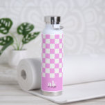 Monogramm der Retro-Signatur geprüft Trinkflasche<br><div class="desc">Bleibe und stilvoll mit unserer Wasserflasche, mit einem hellen Retro-Schachbrettdruck personalisiert mit Ihren mit Monogramm Initialen und dem Signaturskriptnamen. Diese Wasserflasche aus langlebigen, hochwertigen Materialien ist ideal für Trainings, Reisen oder den Alltag. Passen Sie die Farben an Ihre Persönlichkeit an oder erstellen Sie ein einzigartiges Geschenk für jemanden, der etwas...</div>