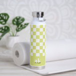 Monogramm der Retro-Signatur geprüft Trinkflasche<br><div class="desc">Bleibe und stilvoll mit unserer Wasserflasche, mit einem hellen Retro-Schachbrettdruck personalisiert mit Ihren mit Monogramm Initialen und dem Signaturskriptnamen. Diese Wasserflasche aus langlebigen, hochwertigen Materialien ist ideal für Trainings, Reisen oder den Alltag. Passen Sie die Farben an Ihre Persönlichkeit an oder erstellen Sie ein einzigartiges Geschenk für jemanden, der etwas...</div>