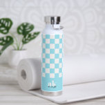 Monogramm der Retro-Signatur geprüft Trinkflasche<br><div class="desc">Bleibe und stilvoll mit unserer Wasserflasche, mit einem hellen Retro-Schachbrettdruck personalisiert mit Ihren mit Monogramm Initialen und dem Signaturskriptnamen. Diese Wasserflasche aus langlebigen, hochwertigen Materialien ist ideal für Trainings, Reisen oder den Alltag. Passen Sie die Farben an Ihre Persönlichkeit an oder erstellen Sie ein einzigartiges Geschenk für jemanden, der etwas...</div>