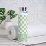 Monogramm der Retro-Signatur geprüft Trinkflasche<br><div class="desc">Bleibe und stilvoll mit unserer Wasserflasche, mit einem hellen Retro-Schachbrettdruck personalisiert mit Ihren mit Monogramm Initialen und dem Signaturskriptnamen. Diese Wasserflasche aus langlebigen, hochwertigen Materialien ist ideal für Trainings, Reisen oder den Alltag. Passen Sie die Farben an Ihre Persönlichkeit an oder erstellen Sie ein einzigartiges Geschenk für jemanden, der etwas...</div>