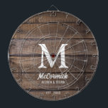 Monogramm der Rustikalen Holztextur Dartscheibe<br><div class="desc">Rustic Barn Wood Texture Family Monogram Dart Board ist mit horizontalen dunkelbraunen Imitaten Stallholzplanken entworfen. Es ist mit Monogramm mit einem großen weißen Initial in der Mitte und dem Nachnamen des Paares in dicken angesagten Schriftzeichen. Die Vornamen und das Jahr sind auf der unteren Fläche. Spielspass für Freunde und Verwandte...</div>