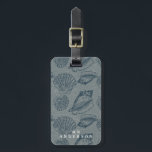 Monogramm der Vintagen Muschel Gepäckanhänger<br><div class="desc">Vintage Muschel nahtlos Muster auf einem Imitat Stoff marineblau Hintergrund mit benutzerdefinierten Monogramm auf der Vorderseite und persönliche Informationen auf der Rückseite alle in sans Serif Schriftart</div>