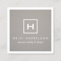 Monogramm des Box-Logos auf grauem Linen/weißem Ra