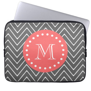 Monogramm des Holzkohlen-korallenrotes Zickzack Laptopschutzhülle