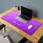 Monogramm des lila Lavendelmusters Schreibtischunterlage<br><div class="desc">Monogram Personalize mit Ihrem benutzerdefinierten Initial und Namen. Einzigartige coole Schreibtischmatte für Büro,  Zimmer,  Arbeit,  Spielzimmer...  Lila Lavendel geometrisches Mesh Muster. Subtile moderne Design Elegante und coole Dreieck geometrische Mesche Gradienten.</div>