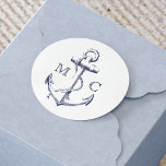 Monogramm des Nautic Navy Blue Anchor Runder Aufkleber<br><div class="desc">Füllen Sie Ihren Bedarf an nautischen Geräten mit diesem Anker-Monogramm-Aufkleber aus. Ideal für Umschlag Aufkleber und Taschen für Gaumen.</div>