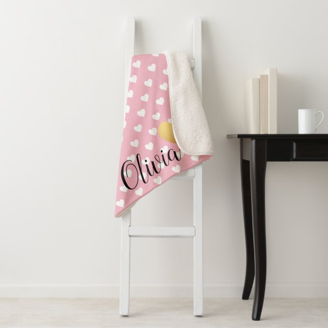 Monogramm des rosa und weißen Herzmusters Sherpadecke (Beispiel)
