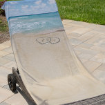 Monogramm des tropischen Vintagen Strandherzes Strandtuch<br><div class="desc">Strandgepflegtes Badetuch mit einem Vintagen Sandstrand im Sommer mit zwei Herzen am Ufer und Ihren Initialen. Klicken Sie auf die Schaltfläche "Anpassen", um diese Vorlage zu personalisieren. Sie können alle Texte einschließlich Stil, Farben und Größen ändern. Sie finden passende Artikel weiter unten auf der Seite, wenn Sie aber nicht finden...</div>