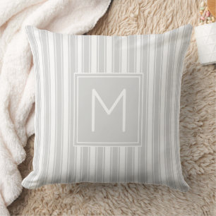 Monogramm des weichen, grauen und weißen Tick-Stri Kissen