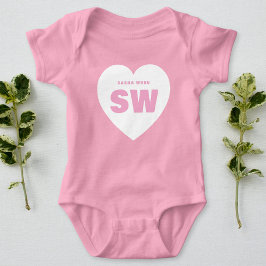 Monogramm des weißen Herzens Neugeborene rosa Outf Baby Strampler