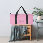 Monogramm Duffle Bag<br><div class="desc">Ein hellrosa Hintergrund,  schwarzer und goldener Text. Personalisieren und fügen Sie Ihren Vornamen,  Monogramm-Initialen und vollständigen Namen.</div>