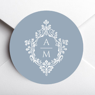 Monogramm Dusty Blue Hochzeitswappen Weiße Initial Runder Aufkleber