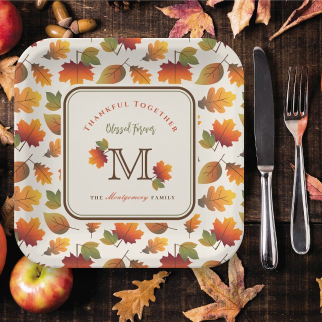 Monogramm-Erntedank der Familie im Herbst/Herbst Pappteller (Fall/Autumn Leaves Family Monogram Thanksgiving Paper Plates @ fat_fa_tin)