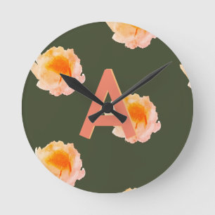 Monogramm Erstmaliges Blumenolivgrün Pink Runde Wanduhr
