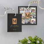 Monogramm-Foto-Collage Schlüsselanhänger<br><div class="desc">Stilvoll moderner mit Monogramm Initial- und Signaturskriptfamilie personalisierter, benutzerdefinierter 8-Foto-Raster-Collage-Sake-Schlüsselanhänger mit einem vergoldeten Imitat-Kupferquadrat aus Metall mit Anfangsbuchstaben auf einer Seite und 8 Fotos auf der Rückseite aus elegantem schwarzem Leder (DRUCKTE TEXTURE).</div>