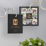 Monogramm-Foto-Collage Schlüsselanhänger<br><div class="desc">Stilvoll moderner mit Monogramm Initial- und Signaturskriptfamilie personalisierter, individueller 8-Foto-Raster-Collage-Sake-Schlüsselanhänger mit einem Imitat metallisches goldenes Kupferquadrat mit Anfangsbuchstaben auf einer Seite und 8 Fotos mit Hochzeitsringen auf der Rückseite über einen eleganten schwarzen Lederhintergrund (DRUCKTE TEXTURE).</div>