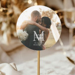 Monogramm-Foto-Hochzeit Runder Aufkleber<br><div class="desc">Monogramm Foto Aufkleber. Ideal für Ihre Hochzeit und einfach zu bearbeiten. Füllen Sie Ihre Daten ein,  Sie können Schriftart die,  Position usw. individuell durch "für Personalisierung" die werden.</div>