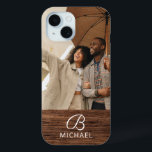 Monogramm Foto Holzkörner Holzkörner Personalisier Case-Mate iPhone Hülle<br><div class="desc">Monogram Foto Holzkörner Holz Personalisiert Name iPhone 15 Hüllen bietet Ihr Lieblings-Foto mit Ihrem personalisierten Namen und Monogramm auf einem hölzernen Akzent. Personalisieren Sie den Text durch Bearbeiten in den bereitgestellten Textfeldern. Entworfen von ©Evco Studio www.zazzle.com/store/evcostudio</div>