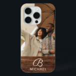 Monogramm Foto Holzkörner Holzkörner Personalisier Case-Mate iPhone Hülle<br><div class="desc">Monogram Foto Holzkörner Holz Personalisiert Name iPhone 15 Pro Hüllen bietet Ihr Lieblings-Foto mit Ihrem personalisierten Namen und Monogramm auf einem hölzernen Akzent. Personalisieren Sie den Text durch Bearbeiten in den bereitgestellten Textfeldern. Entworfen von ©Evco Studio www.zazzle.com/store/evcostudio</div>