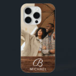 Monogramm Foto Holzkörner Holzkörner Personalisier Case-Mate iPhone Hülle<br><div class="desc">Monogram Foto Holzkörner Holz Personalisiert Name iPhone 15 Pro Hüllen bietet Ihr Lieblings-Foto mit Ihrem personalisierten Namen und Monogramm auf einem hölzernen Akzent. Personalisieren Sie den Text durch Bearbeiten in den bereitgestellten Textfeldern. Entworfen von ©Evco Studio www.zazzle.com/store/evcostudio</div>