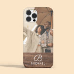 Monogramm Foto Holzkörner Holzkörner Personalisier Case-Mate iPhone Hülle<br><div class="desc">Monogram Foto Holzkörner Holz Personalisiert Name iPhone 15 Pro Max Hüllen bietet Ihr Lieblings-Foto mit Ihrem personalisierten Namen und Monogramm auf einem hölzernen Akzent. Personalisieren Sie den Text durch Bearbeiten in den bereitgestellten Textfeldern. Entworfen von ©Evco Studio www.zazzle.com/store/evcostudio</div>