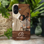 Monogramm Foto Holzkörner Holzkörner Personalisier iPhone 16 Hülle<br><div class="desc">Monogram Foto Holzkörner Holzfaser Personalisiert Name iPhone Cases enthält Ihr Lieblings-Foto mit Ihrem personalisierten Namen und Monogramm auf einem hölzernen Akzent. Personalisieren Sie den Text durch Bearbeiten in den bereitgestellten Textfeldern. Entworfen von ©Evco Studio www.zazzle.com/store/evcostudio</div>