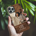 Monogramm Foto Holzkörner Holzkörner Personalisier iPhone 16 Pro Max Hülle<br><div class="desc">Monogram Foto Holzkörner Holz Personalisiert Name iPhone 16 Pro Max Hüllen bietet Ihr Lieblings-Foto mit Ihrem personalisierten Namen und Monogramm auf einem hölzernen Akzent. Personalisieren Sie den Text durch Bearbeiten in den bereitgestellten Textfeldern. Entworfen von ©Evco Studio www.zazzle.com/store/evcostudio</div>