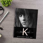 Monogramm Foto mit schwarzem Pfirsich 2025 Planer<br><div class="desc">Ein schicker schwarzer Hintergrund. Personalisieren und fügen Sie Ihr eigenes Foto, einen Namen, einen Monogramm-Brief und ein Jahr. Der Name ist weiß geschrieben mit einem großen, modernen Handschrift Schrift mit Schrägstrichen. Pfirsichfarbener Monogramm-Buchstabe. Für Schule, Arbeit oder Ihr tägliches Leben. Um die Swashes behalten, löschen Sie nur den Beispielnamen, verließ die...</div>