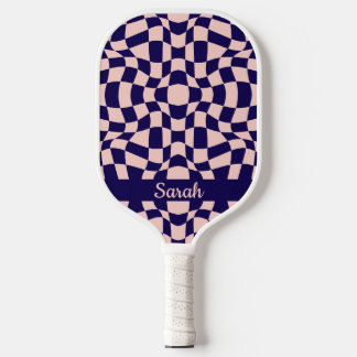 Monogramm für das blaue und rosa Wavy-Checkerboard Pickleball Schläger