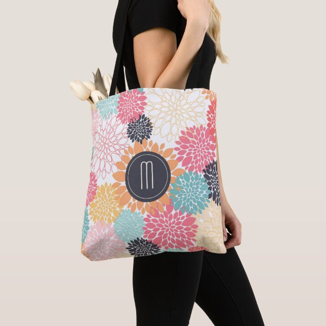 Monogramm für den Blumenkoloraufschlag Tasche (Von Nahem)