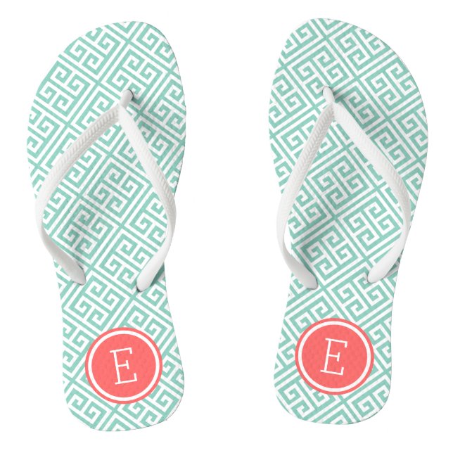 Monogramm für den griechischen Korallenschlüssel Flip Flops (Fußbett)