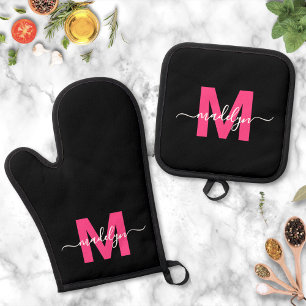 Monogramm für den heißen rosafarbenen schwarzen Na Ofenhandschuh & Topflappen-Set