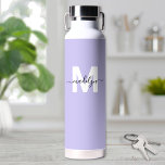 Monogramm für den lila modernen Namen Trinkflasche<br><div class="desc">Erstellen Sie Ihre eigene Personalisierte Lilac Lila Name Monogram Water Flasche. Diese niedliche und stilvolle Wasserflasche mit einem lila Hintergrund aus weichem Lack sorgt für ein frisches und beruhigendes Aussehen. In der Mitte befindet sich ein fett weißer Initial, überlagert durch einen fließenden schwarzen Skriptnamen für eine personalisierte Touch auf beiden...</div>