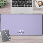 Monogramm für den lila Skriptnamen Schreibtischunterlage<br><div class="desc">Personalisierter Anfangsname Monogramm Lila Schreibtisch matt. Fügen Sie Ihrem Arbeitsbereich eine persönliche und stilvolle Touch mit dieser benutzerdefinierten Schreibtischmatte hinzu, die sich perfekt als Bürozubehör oder als überdimensionales Mauspad eignet. Das Design weist einen weichen, lila Hintergrund auf, der einen weißen Initial- und einen schwarzen Skriptnamen in der unteren Mitte aufweist....</div>